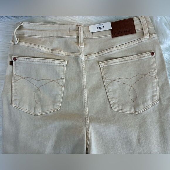NWT Judy Blue Sandy Toes High Rise Ivory Distressed 90's Straight Leg Jeans - Picture 8 of 11